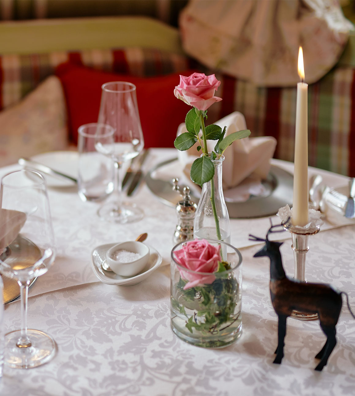 Tischdekoration im Restaurant Hirsch mit Miniaturhirsch und Rosen